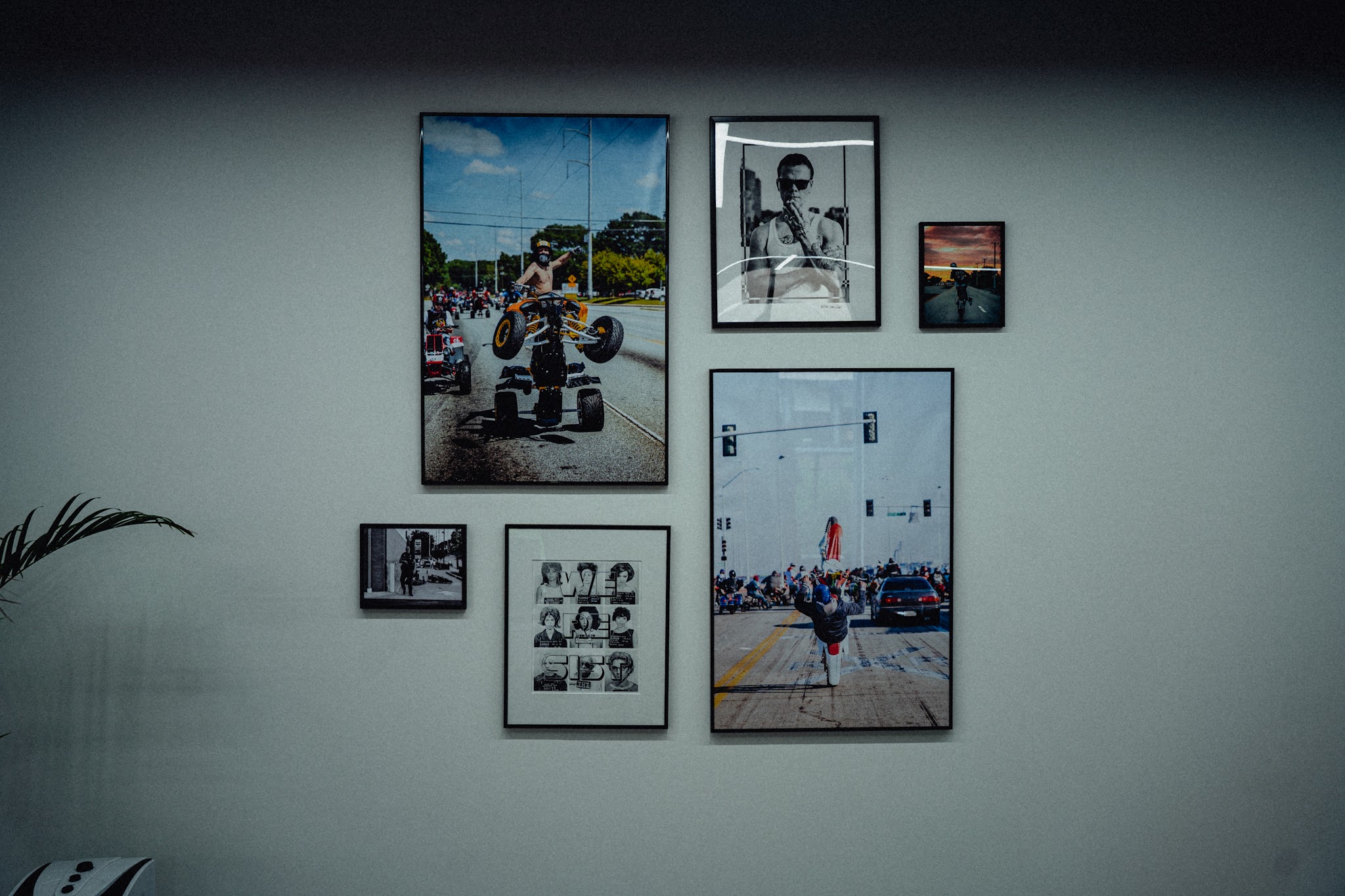 Een wand met ingelijste foto's in zwart-wit en kleur